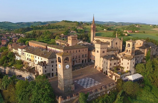 In the historic center of Castelvetro Bed & Brekfast the glass castle