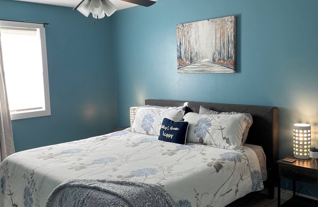 In the ❤️ of Bentonville. Quiet corner 🏠 <Than 5 mins 2 🚴 trails, downtown or HWY