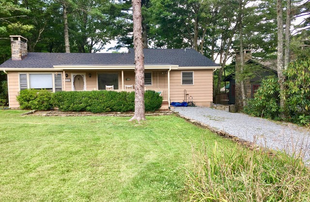 In Town Blowing Rock - Country Club Neighborhood - Charming Rustic Mtn Cottage!