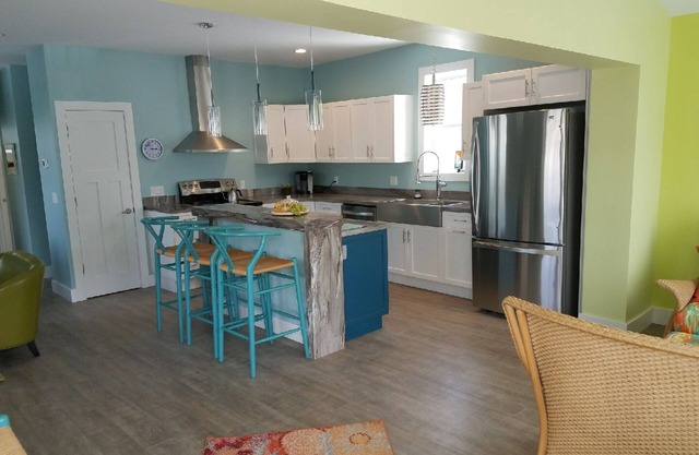 In town contemp , artsy hideaway—walk to 2 lakes and everything else!