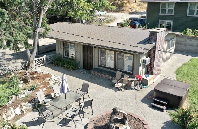 In-Town Escape: Pet-Friendly, Hot Tub, 3-Min Walk to Don Morse Park (waterfront)