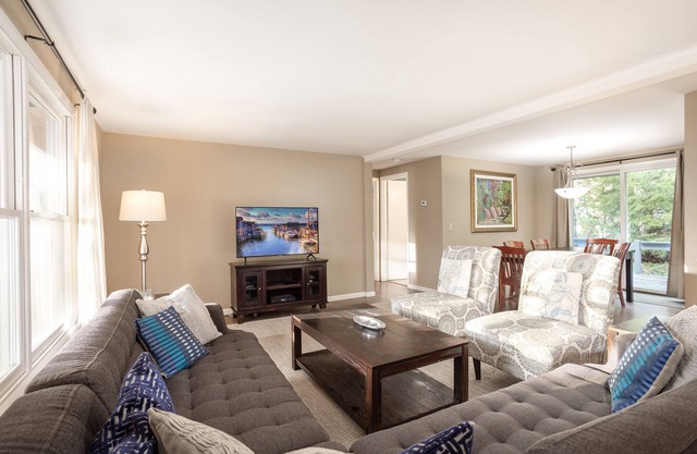 In Town Leland Near Wineries Walk to Beach& Town OPEN 1st Toast the Season Wkend