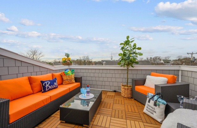 In town Location Walk to beach Pet Friendly AC WiFi Dolce Vita!