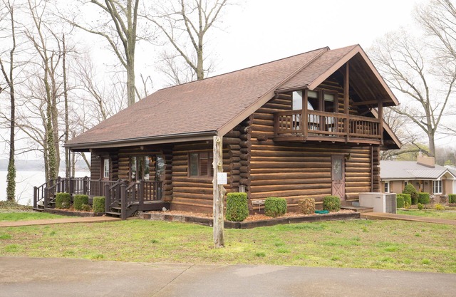 Includes wkday pontoon rental,1mi from national park walk/bike trails. Lakefront