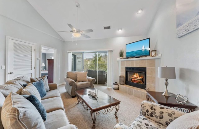 Incredible 2 bed/2 bath penthouse condo scenic natural views