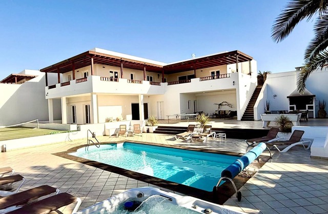 Incredible 6 Bed/6 Bath Villa in Puerto Calero