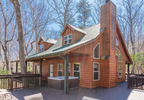 Incredible Cabin with Pool Table and Hot-Tub in Cleveland, Georgia