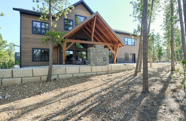Incredible Craftsman Style Spacious Lodge Walking Distance to Clubhouse!