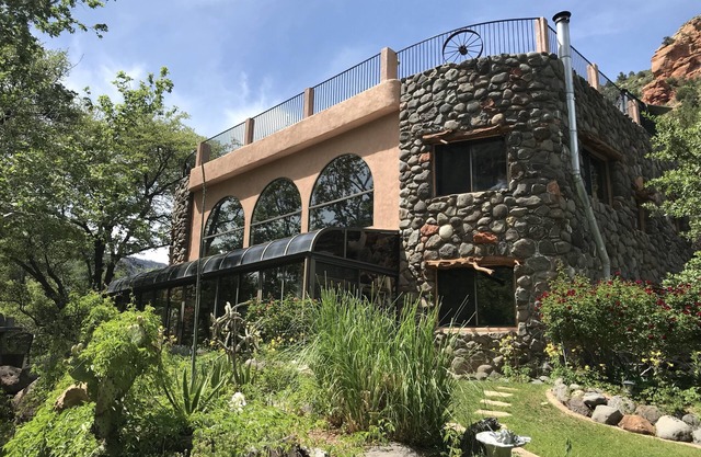 Incredible crazy cool canyon crib Spectacular views from grass rooftop hot tub!