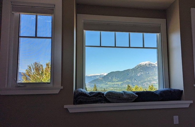 Incredible views in Mountain biking paradise, Squamish BC available Nov / Dec.