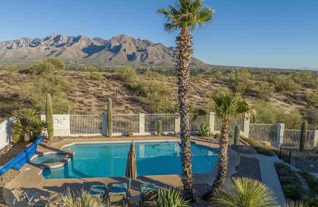 Incredible VIEWS, pool, spa, ping pong table, by GOLF course, bike and walk path