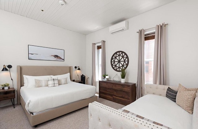 Independence Square 211, Chic Hotel Room with Mountain Views, A/C, & Rooftop Hot Tub