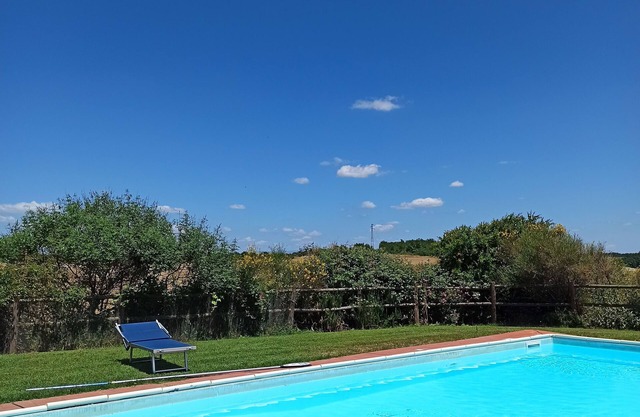 Independent flat 2 pax downstairs, in Villa, Siena View, Pool A/C, organic Farm