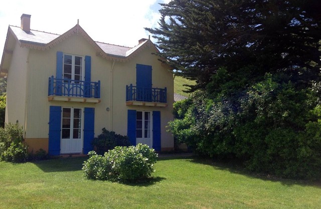 Independent house with garden and direct beach access