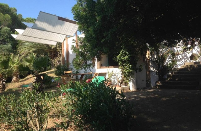 Independent studio in villa with garden.