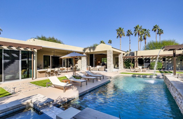 Indian Wells Country Club: Panoramic Mountain View/Pool with waterfall