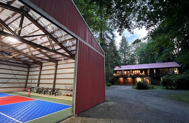 Indoor Pickleball - Pet Friendly, 2 Acres, HotTub!