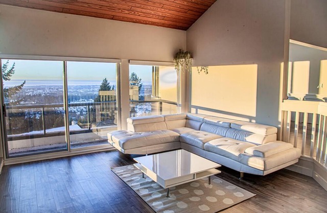 Indoor pool, central, king bed