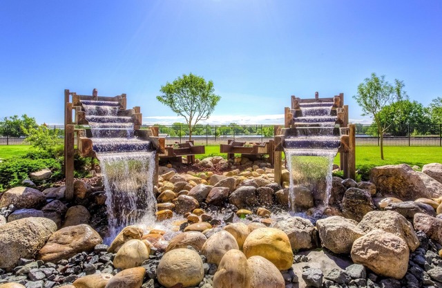 Indoor Pool & Hot Tub. Free Breakfast. Walk Along Missouri River.