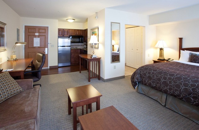 Indoor Pool & Hot Tub. Free Breakfast. Walk Along Missouri River.