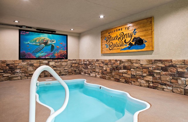Indoor Pool-Theater-Bunk Beds with Slide-Game Room-Hot Tub-5 min to Attractions!