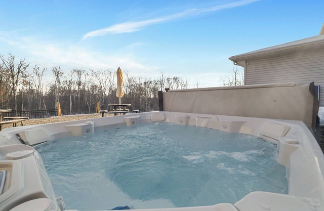 Indoor Pool/Arcade/Theater/HotTub/Pickleball/Trail