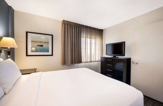 Indulge in Home-Like Comfort! Two Units, Full Kitchen, Pet-friendly Property!