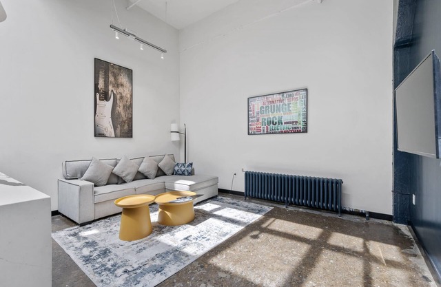 Industrial Loft 5 min to Children’s Hospital, slps 4