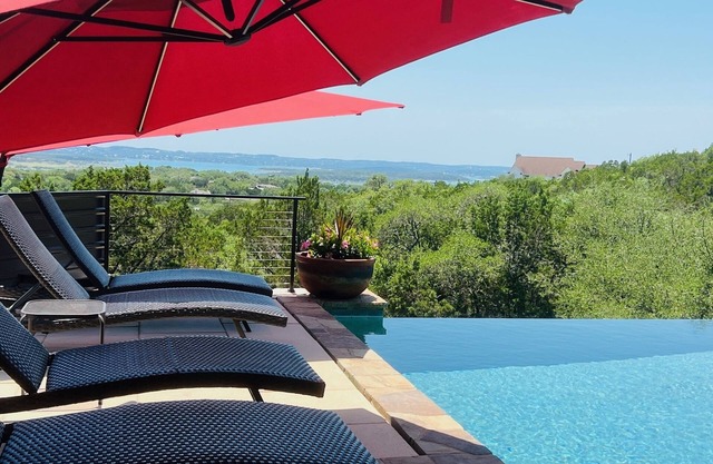 Infinity Edge - Luxury Lake View, Heated Infinity Edge Pool & Chef Kitchen