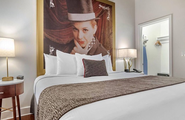 Innovative Décor in heart of Theater District!