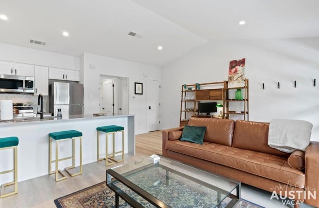 Insta-Ready Apartment in Barton Hills w King Bed