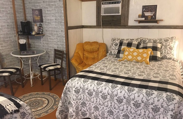 Insta-worthy Frontier Suite w/Full Bath Tub & WIFI