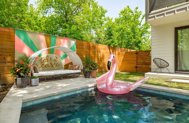 InstaWorthy Group Travel Retreat | 3.5 Miles to DT