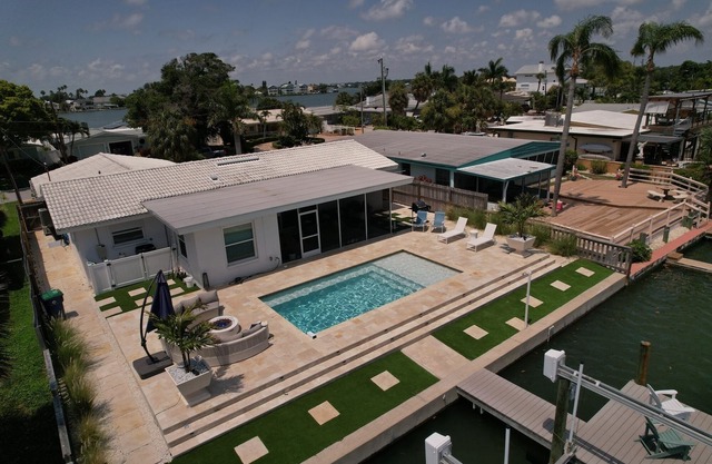 Intercoastal waterfront home with Beautiful Bayside pool