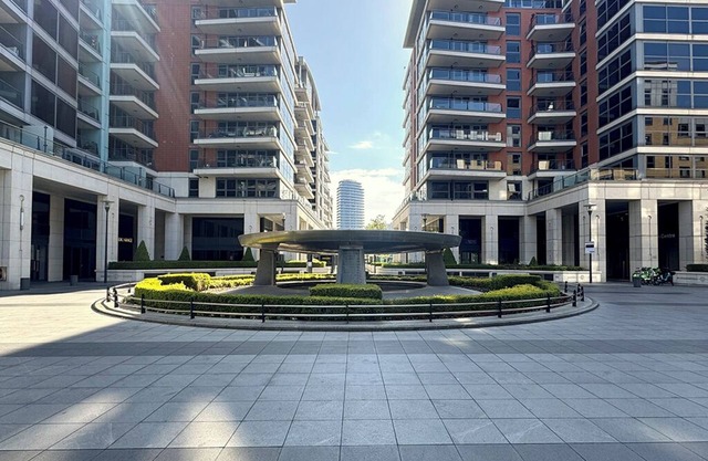 Interior Designed luxury Apartment Adjacent to Chelsea Harbour