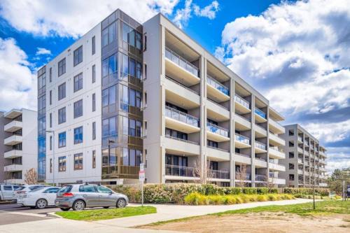 Inviting 2BR by Lake Burley Griffin and Shops - Hosted by Canstay