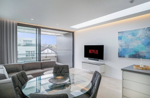 Inviting 2BR Unit w/Parking near Coogee Beach