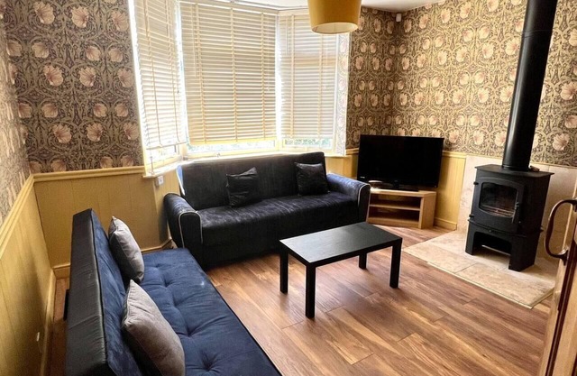 Inviting 4-Bed House near Heathrow w/Fireplace