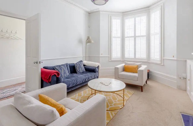 Inviting 4BD House - Greenwich