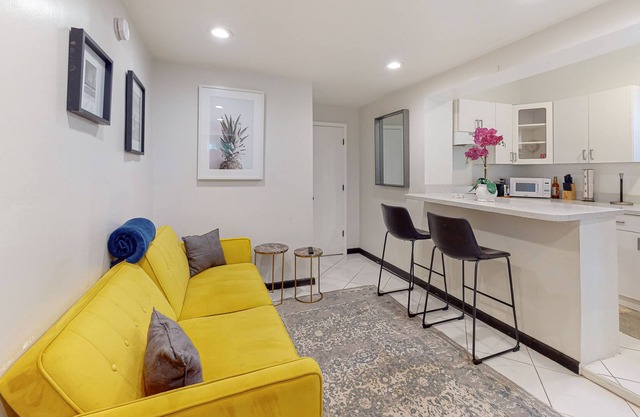 Inviting duplex with enclosed yard, fast WiFi, full kitchen, & W/D