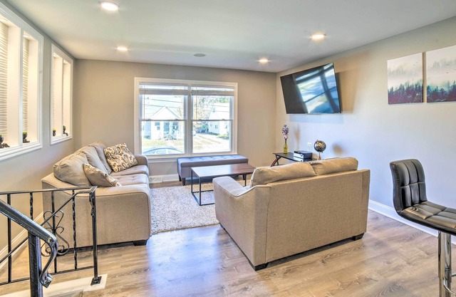 Inviting Home w/ Deck, 22 Mi to Indiana Dunes