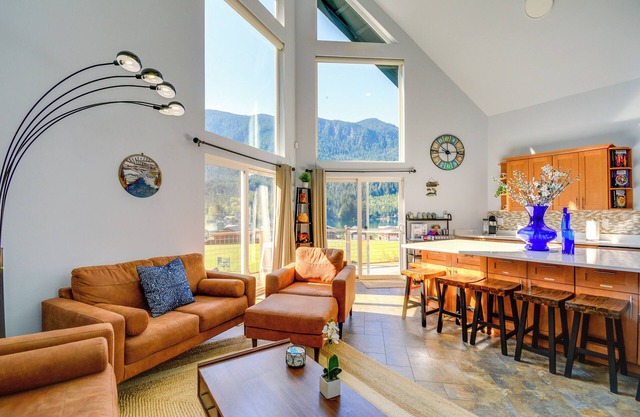 Inviting Lake Sutherland Home: Kayaks + View!
