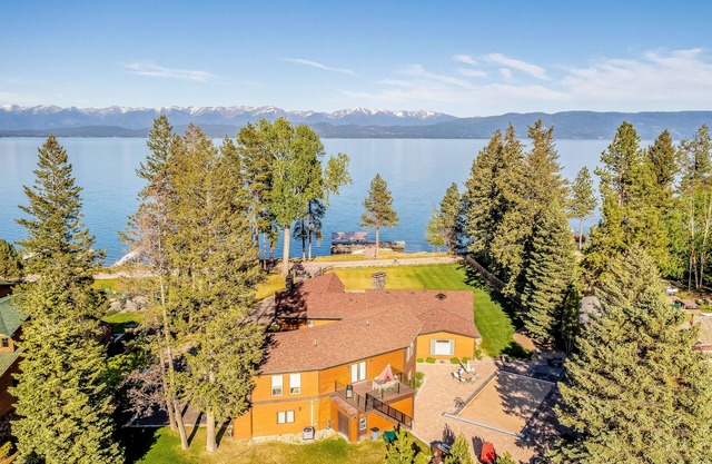 Inviting lakefront homes w/hot tub, dock, Living Room, firepit, & washer/dryer