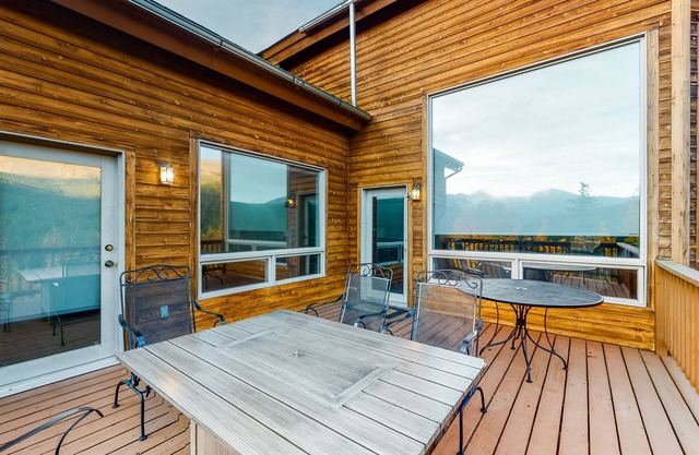 Inviting mountain getaway w/ scenic deck, private hot tub, pool table & foosball