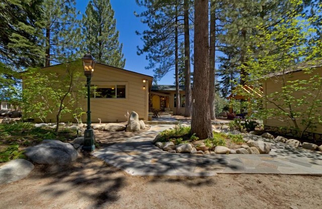 Irongate Lodge: 2 BR, 2 BA Cabin or Bungalow in Tahoma, Sleeps 6