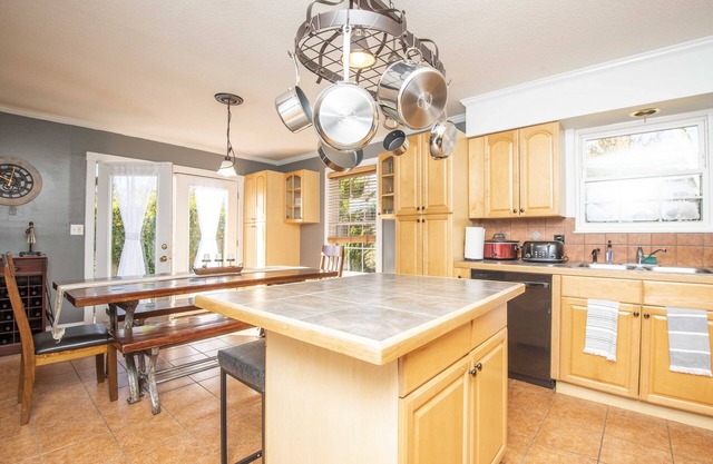 Ironwood Haven-Hot Tub-Firepit-Pool Table-Air Hockey-2600sq ft-7min Off Exit 407