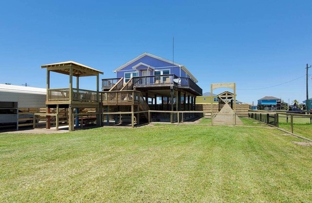 Irresistible local! Fenced yard, pet/kid friendly!