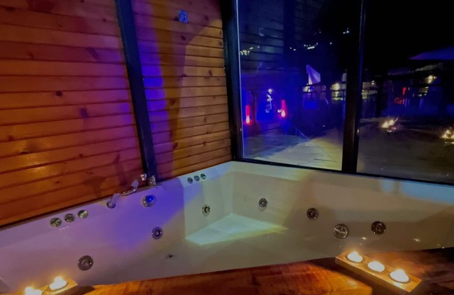 Isıtmalı havuzu şömine başında jakuzi ile tatilin keyfini çıkarmak isteyenlere