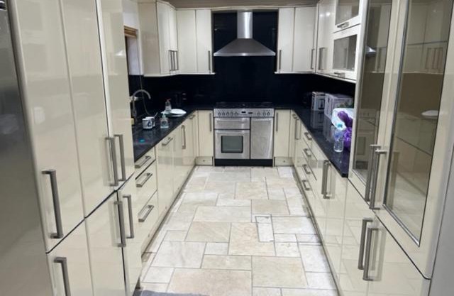 `isimi Romford London [ Modern 6 Bedroom House]