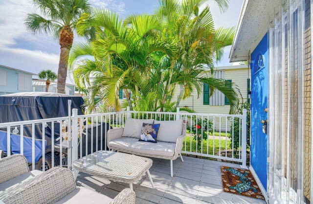 Island Cottage in Jensen Beach w/Pool Access!